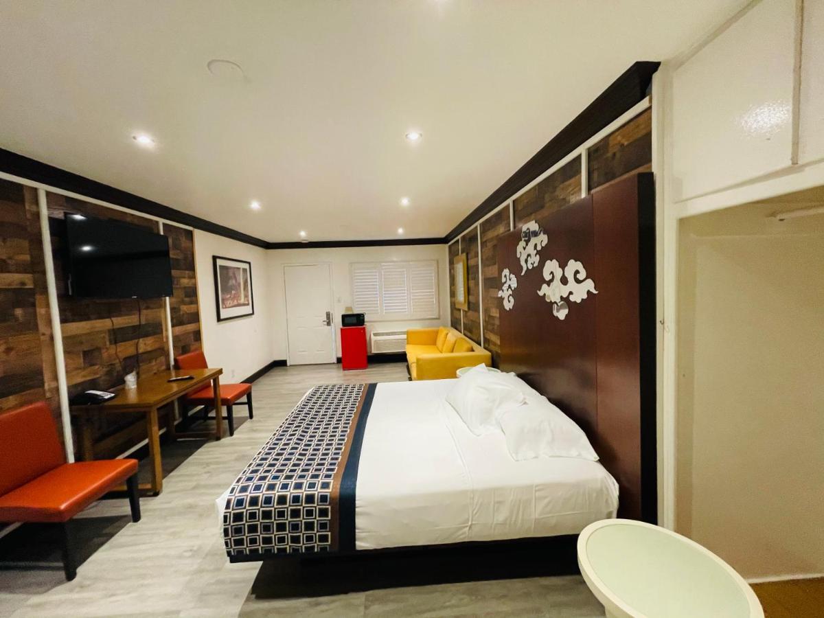 Casa Blanca Inn & Suites Уитиър Екстериор снимка