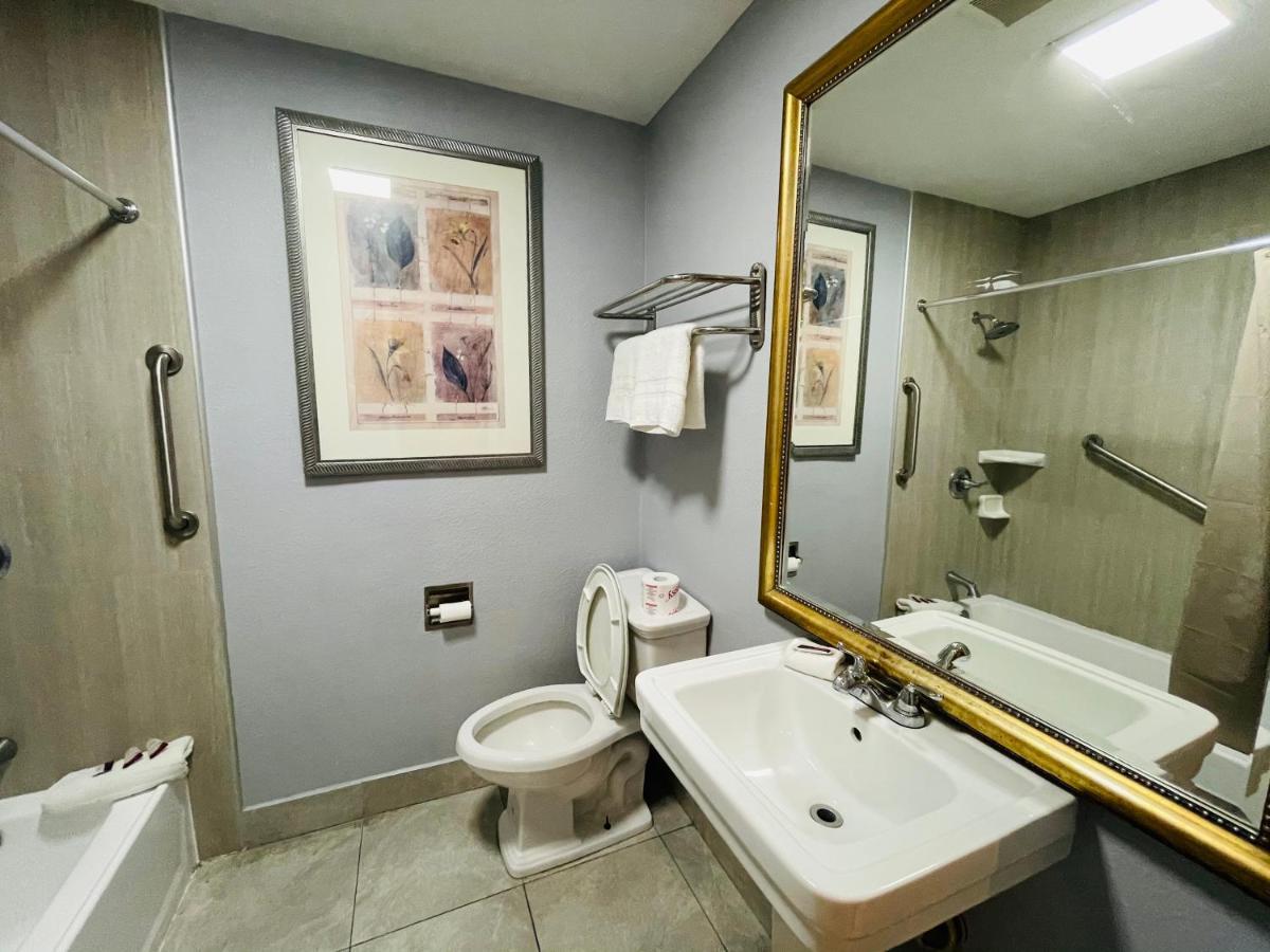 Casa Blanca Inn & Suites Уитиър Екстериор снимка