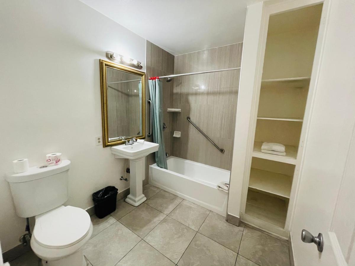 Casa Blanca Inn & Suites Уитиър Екстериор снимка