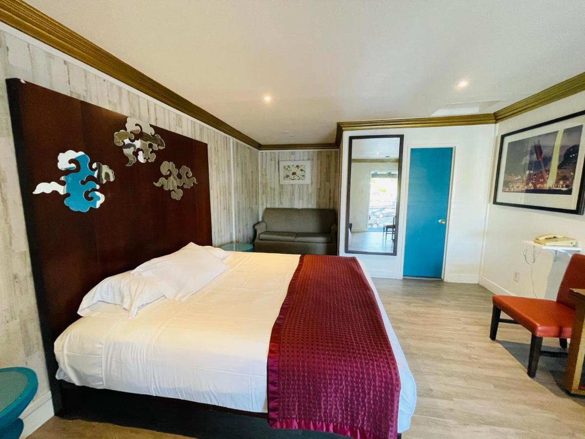 Casa Blanca Inn & Suites Уитиър Екстериор снимка