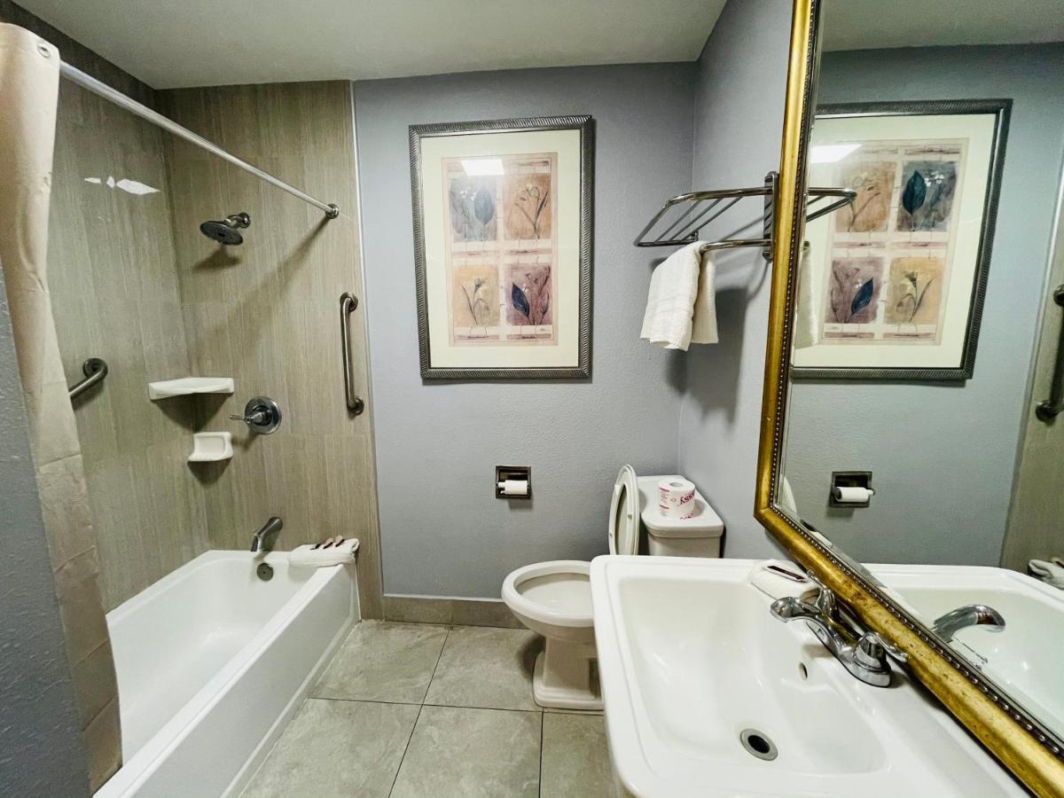 Casa Blanca Inn & Suites Уитиър Екстериор снимка