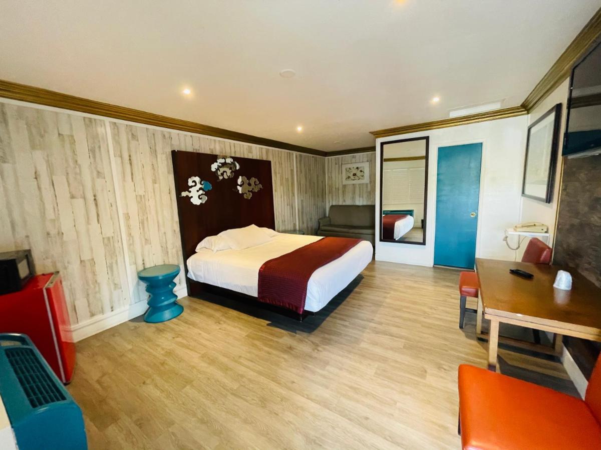 Casa Blanca Inn & Suites Уитиър Екстериор снимка