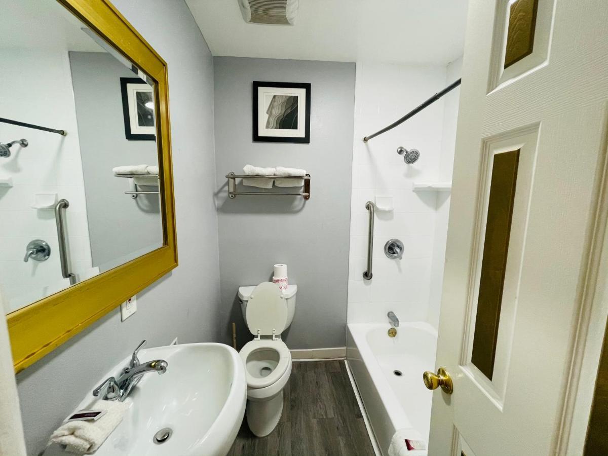 Casa Blanca Inn & Suites Уитиър Екстериор снимка