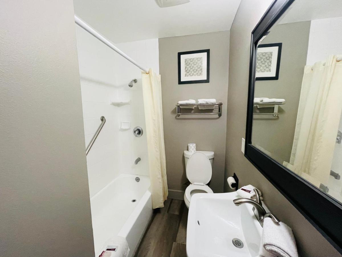 Casa Blanca Inn & Suites Уитиър Екстериор снимка