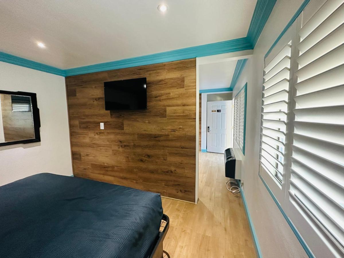 Casa Blanca Inn & Suites Уитиър Екстериор снимка