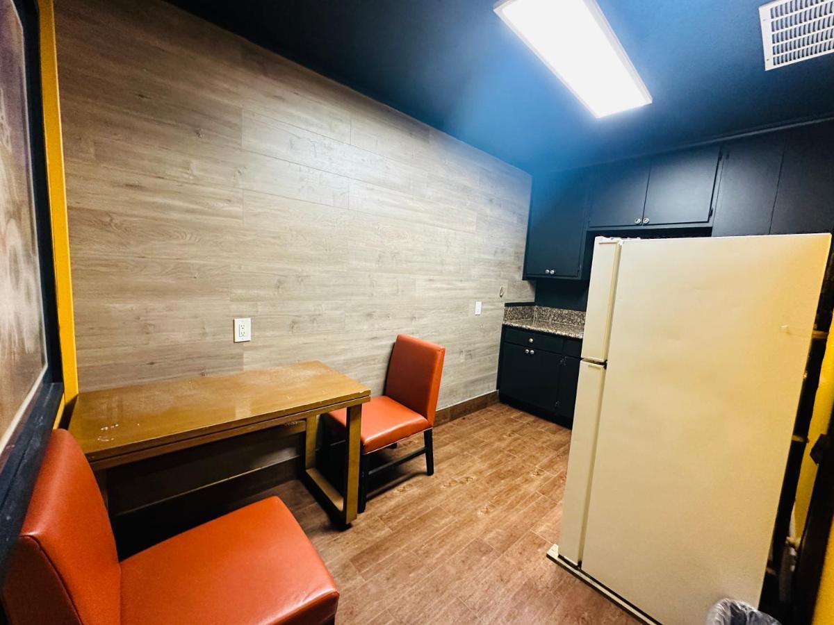 Casa Blanca Inn & Suites Уитиър Екстериор снимка