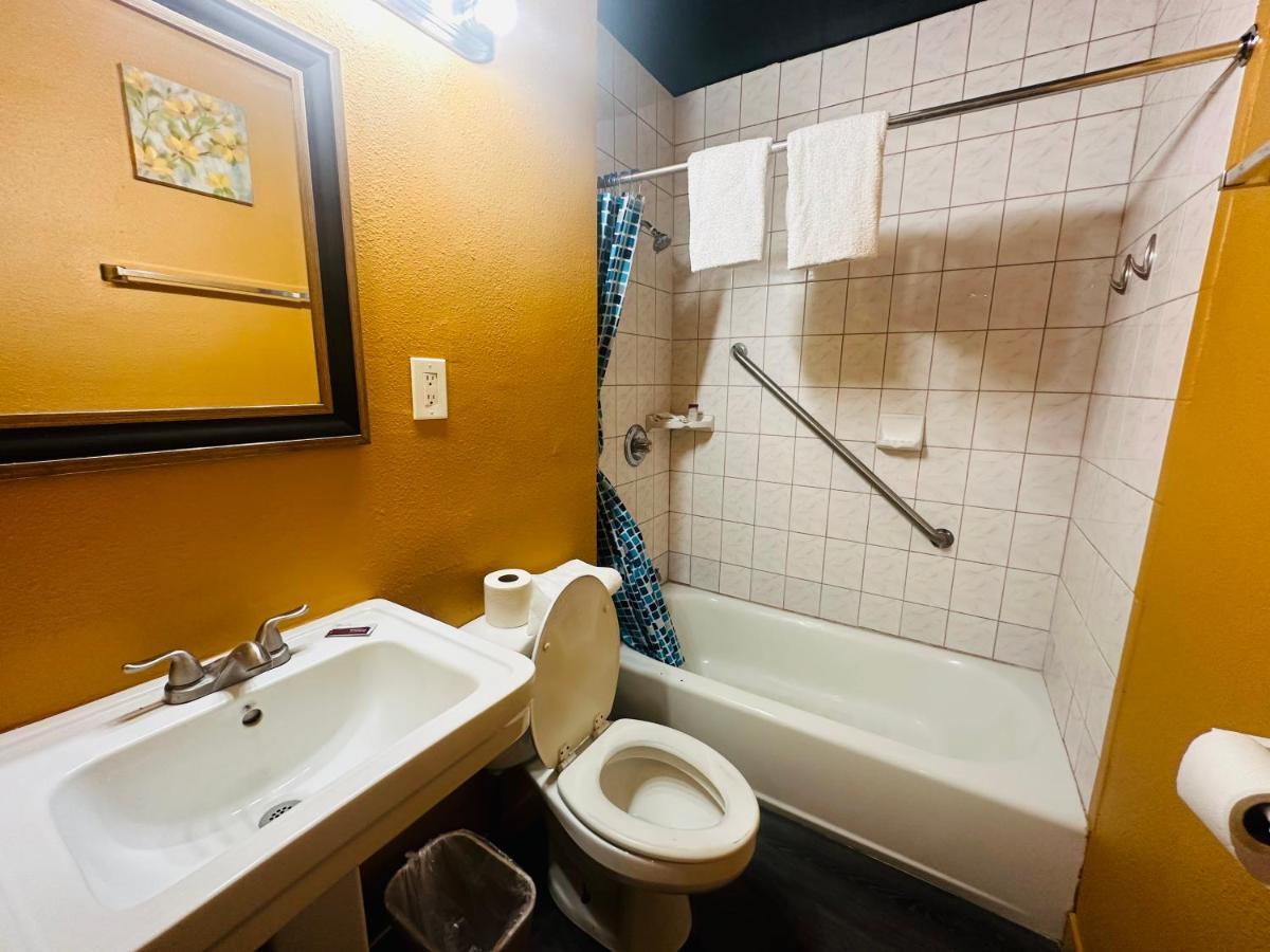 Casa Blanca Inn & Suites Уитиър Екстериор снимка