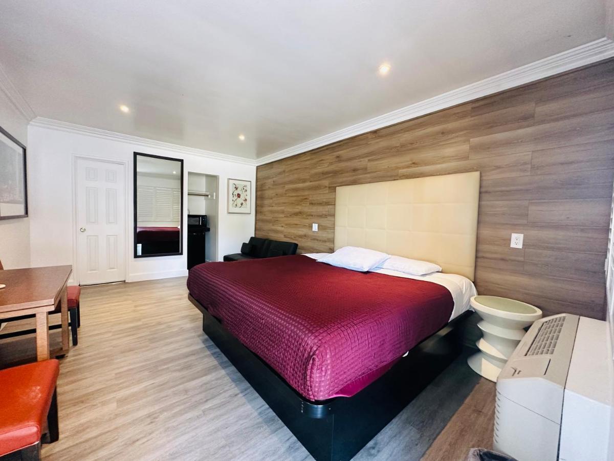 Casa Blanca Inn & Suites Уитиър Екстериор снимка