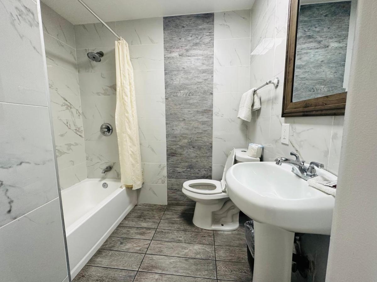 Casa Blanca Inn & Suites Уитиър Екстериор снимка