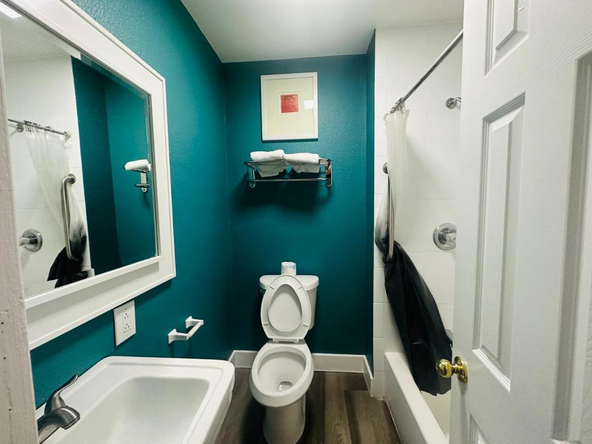 Casa Blanca Inn & Suites Уитиър Екстериор снимка