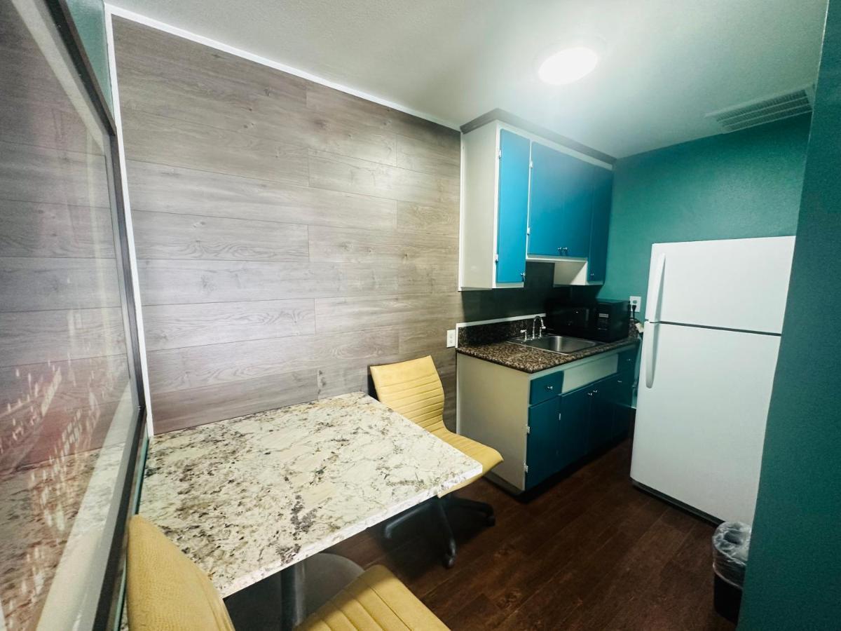 Casa Blanca Inn & Suites Уитиър Екстериор снимка