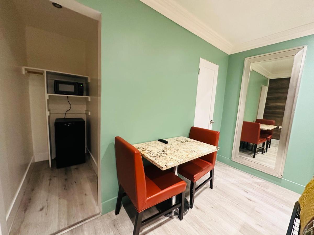 Casa Blanca Inn & Suites Уитиър Екстериор снимка
