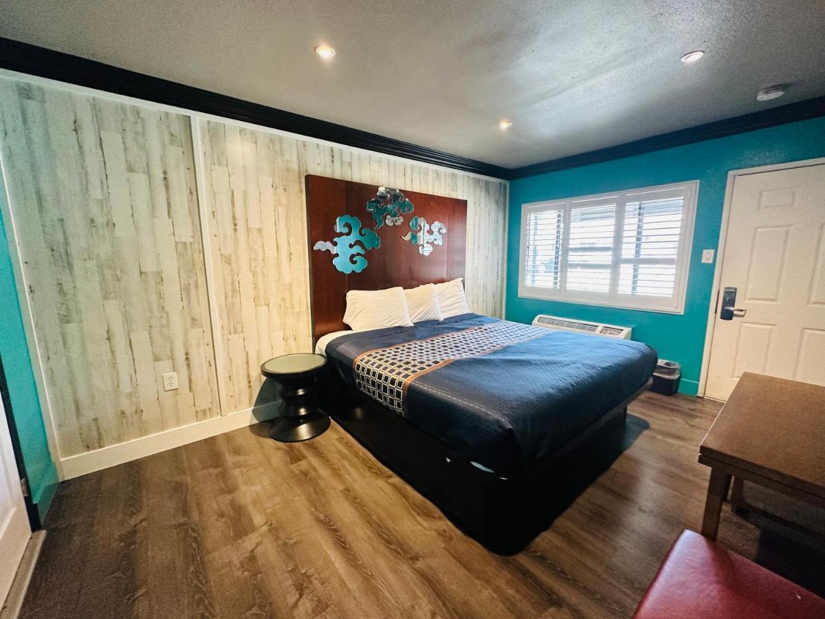 Casa Blanca Inn & Suites Уитиър Екстериор снимка