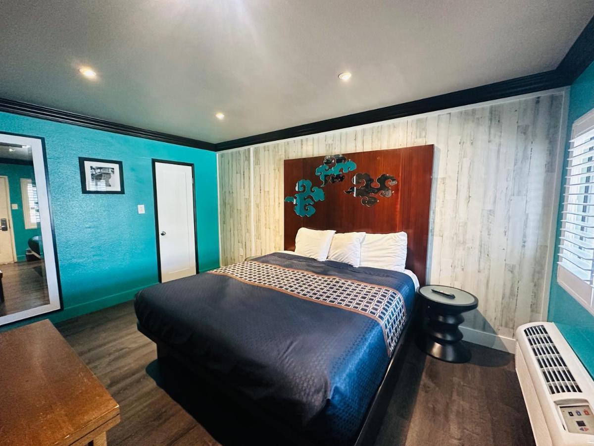 Casa Blanca Inn & Suites Уитиър Екстериор снимка