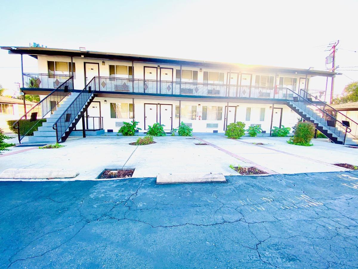 Casa Blanca Inn & Suites Уитиър Екстериор снимка