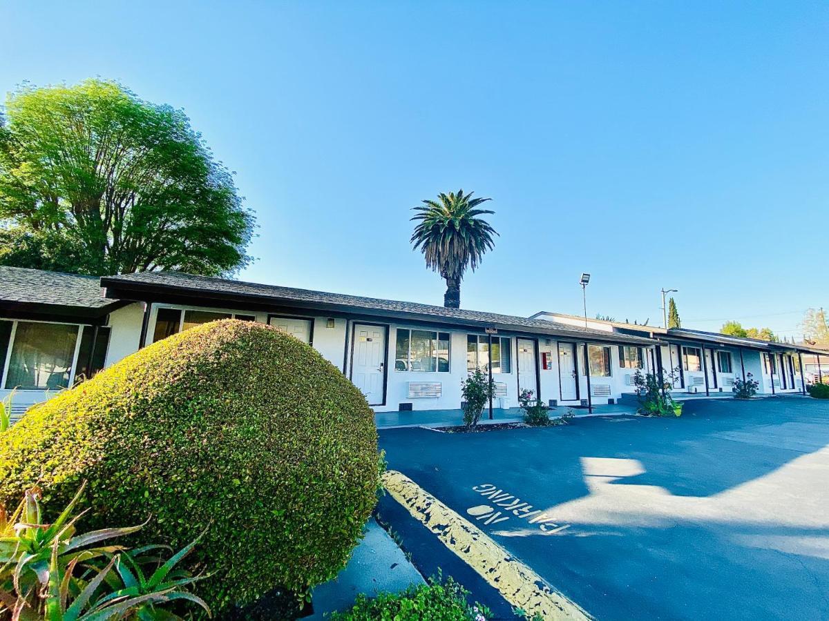 Casa Blanca Inn & Suites Уитиър Екстериор снимка